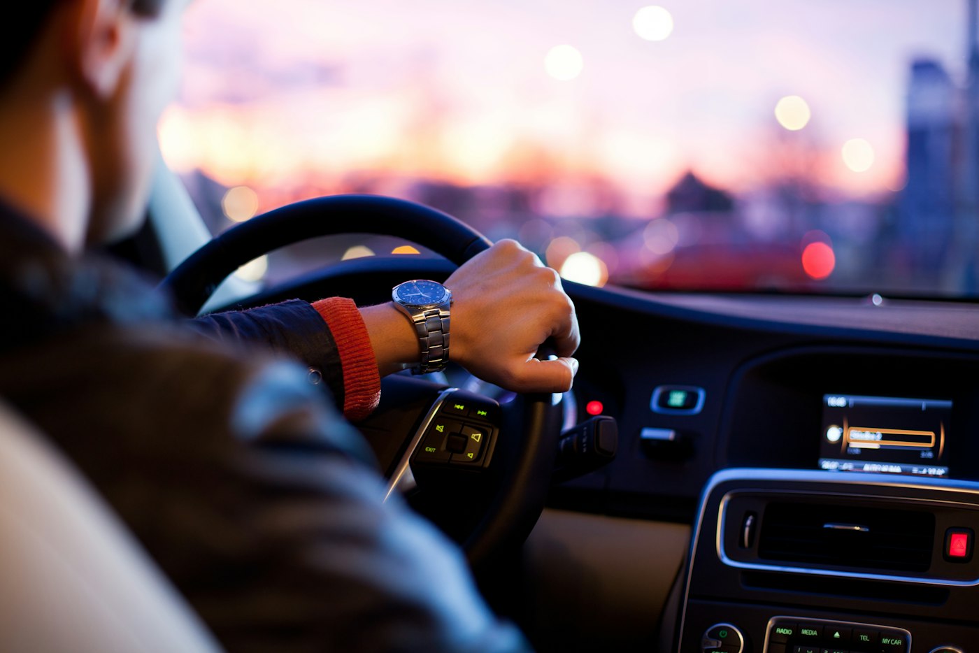 A driver at the wheel, ready to accompany an appointment